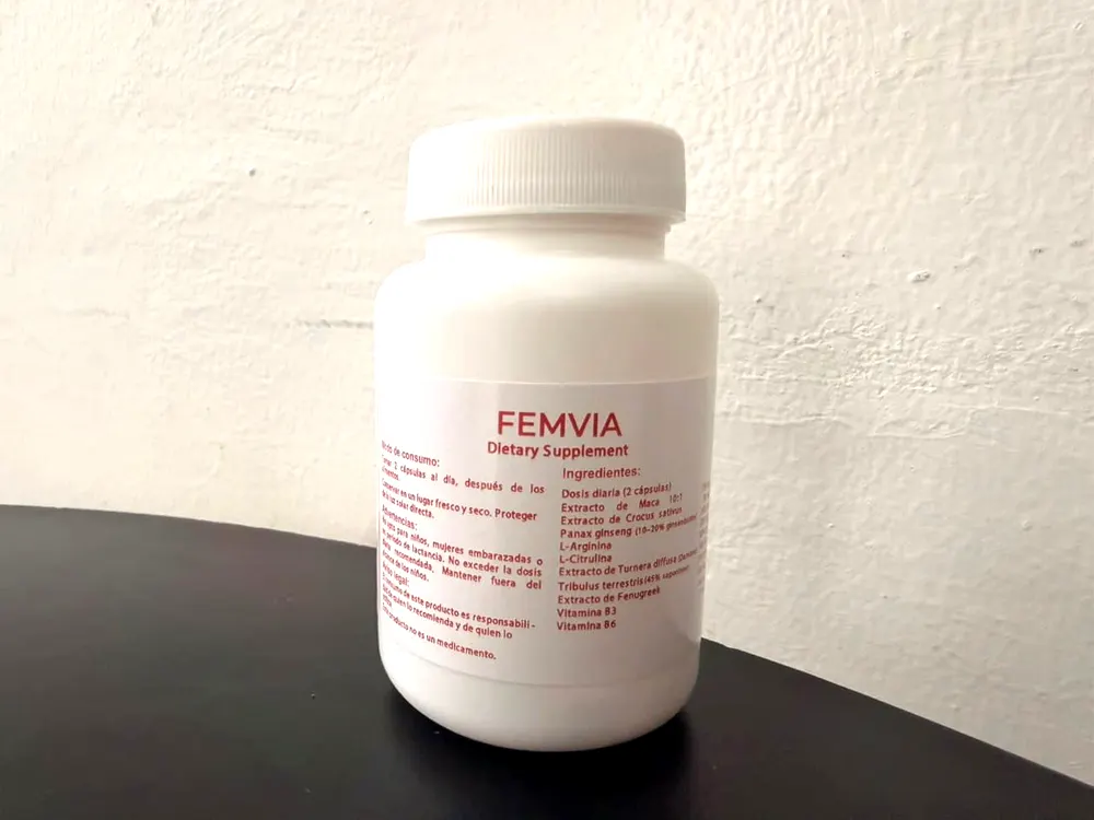 Etiqueta de un suplemento alimenticio con los ingredientes declarados y la pauta de uso